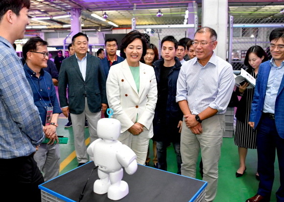 '제로원데이(ZERO 1NE Day) 2019' 행사에 참석한 박영선 중소벤처기업부 장관과 정의선 현대차그룹 수석부회장의 모습. ⓒ 현대자동차그룹