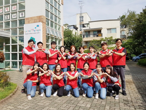 ABL생명 상품개발부 임직원들이 지난 26일 서울 강서구 지온보육원을 찾아 환경정화 봉사를 펼쳤다. ⓒ ABL생명