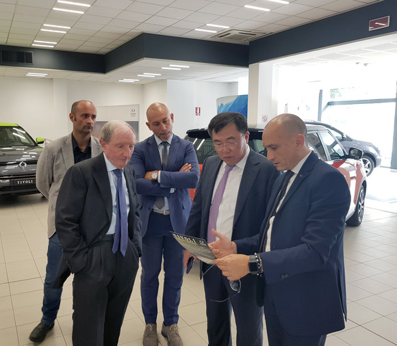 예병태 대표이사(오른쪽에서 두 번째)가 현지 대리점 관계자들과 대화를 나누고 있는 모습. ⓒ 쌍용자동차