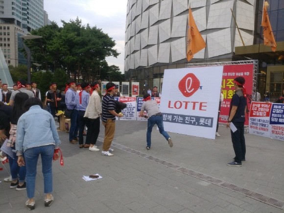 전국사무금융서비스노동조합 롯데카드지부가 지난 27일 잠실 롯데타워 롯데몰 앞에서 '롯데지주 규탄 대회'를 개최했다. 이날 행사에는 전국 14개 지점에서 근무하는 150여명의 임직원이 참석했다. = 박기훈 기자