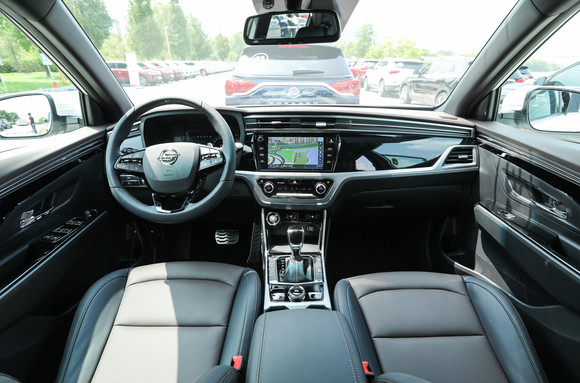 다양한 정보를 화려한 그래픽으로 표현해 주는 동급 최초 10.25인치 디지털 클러스터와 9인치 AVN 스크린을 포함하는 블레이즈 콕핏(Blaze Cockpit)을 기반으로 한 하이테크 드라이빙을 즐길 수 있다. ⓒ 쌍용자동차