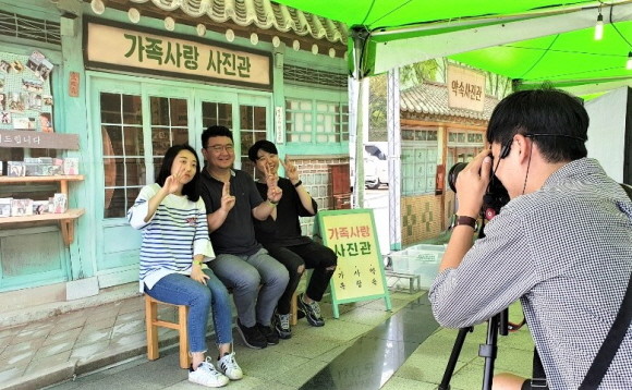 DB손해보험이 지난 9월28일과 29일 경주 그린플러그드 현장에서 시간여행을 테마로 '가족사랑 사진관 시즌2' 오프라인 캠페인을 진행했다. ⓒ DB손해보험