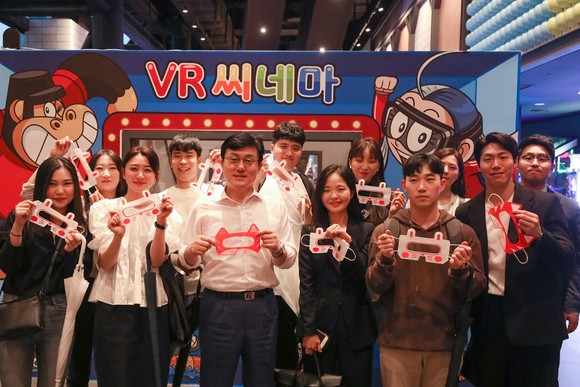 CEO-직원 만남의 행사에 참여한 김성한 대표이사와 직원들이 기념 촬영을 하고 있다. ⓒ ㈜부산롯데호텔