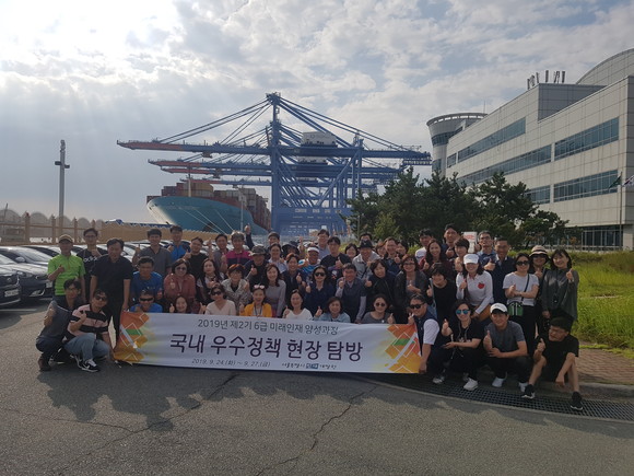 부산항 홍보관을 참관한 학생들이 기념촬영을 하고 있다. ⓒ 부산항만공사