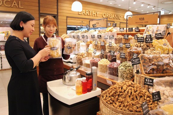 신세계 센텀시티 지하1층 식품관 약초매장에서 소비자들이 건강에 좋은 약초를 둘러보고 있다. ⓒ 신세계 센텀시티