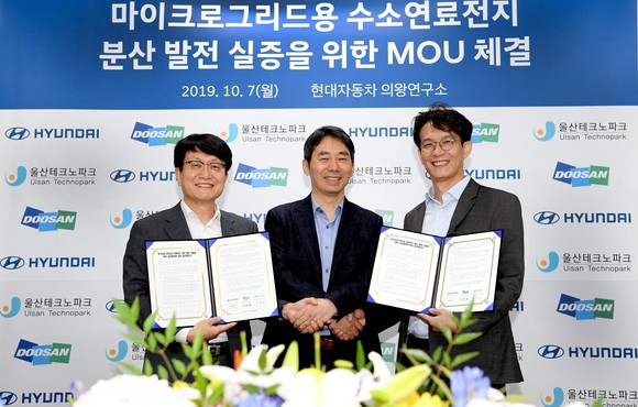 왼쪽부터 울산테크노파크 우항수 에너지기술지원단장, 현대차 전략기술본부 미래기술연구실장 오재혁 상무, 두산퓨얼셀 R&D·신사업본부장 문상진 상무가 MOU 체결식을 갖고 기념촬영을 하는 모습. ⓒ 현대자동차