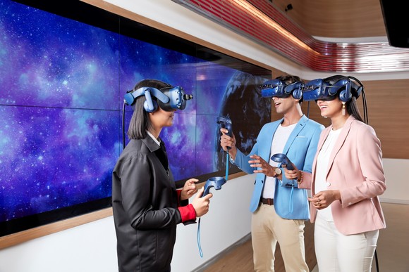 BEAT360 델리에서 MR 기기를 체험하고 있는 모습. ⓒ 기아자동차