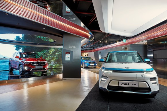 셀토스, 쏘울 EV가 전시된 BEAT360 델리 내부 모습. ⓒ 기아자동차