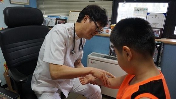 홍역 항체 형성이 돼 있지 않는 경우에는 위험 지역으로 여행을 가기 전에 반드시 홍역 예방접종을 최소 1회 이상 맞는 것이 좋다. ⓒ 대동병원