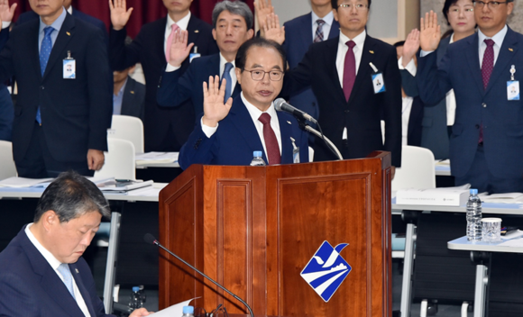 오거돈 시장이 11일 부산시국정감사장에 나와 선서하고 있다. ⓒ 프라임경제