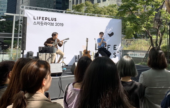 지난 11일 한화투자증권 여의도 사옥 앞 물고기공원에서 진행 중인 'LIFEPLUS 스치듯라이브 2019' 현장 모습 ⓒ 한화투자증권