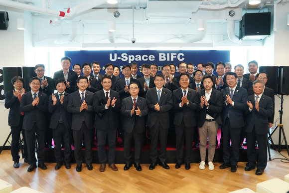 14일 부산국제금융센터에서 은성수 금융위원장, 오거돈 부산시장, 박인영 부산광역시의회 의장, 김지완 BNK금융그룹 회장, 빈대인 부산은행장, 황윤철 경남은행장 등이 참석한 가운데 지역핀테크 기업 지원센터 'U-Space BIFC' 개소식이 열렸다. ⓒ BNK.