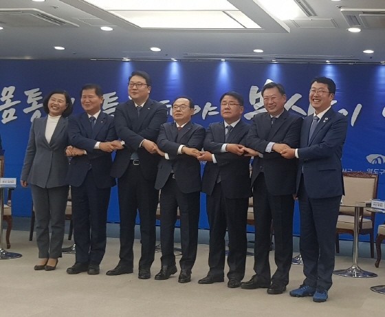 오거돈 부산시장(사진 가운데)이 원도심 대개조 구상을 발표했다. 발표 행사가 끝나고 원도심 지역 구청장들과 함께 사진을 찍고 있다. ⓒ 프라임경제