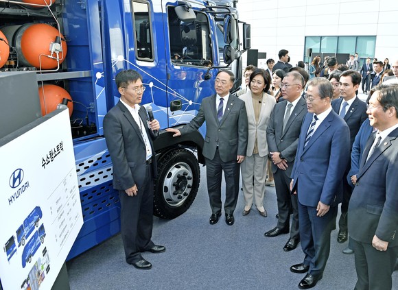 오른쪽부터 성윤모 산업통상자원부 장관, 문재인 대통령, 정의선 현대차그룹 수석부회장, 박영선 중소벤처기업부 장관, 홍남기 경제부총리 겸 기획재정부 장관 등아 수소전기청소트럭 관련 설명을 듣고 있는 모습. ⓒ 현대자동차