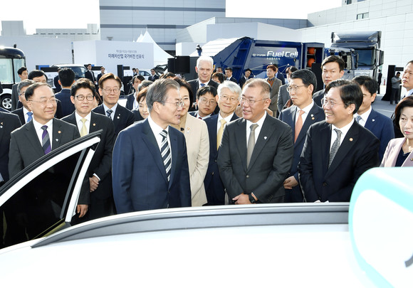 앞줄 왼쪽부터 15일 오후 경기도 화성시 현대·기아차 기술연구소에서 열린 미래차산업 국가비전 선포식에서 문재인 대통령, 정의선 현대차그룹 수석부회장, 성윤모 산업통상자원부 장관 등이 전시물을 관람하고 있는 모습. ⓒ 현대자동차