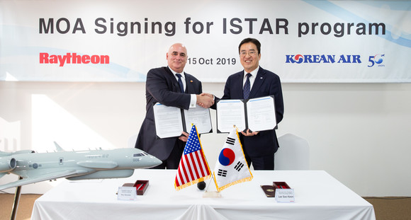 이수근 대한항공 기술부문 부사장(오른쪽)과 로이 아즈베도 레이시온 우주 항공부분 사장(왼쪽)이 협약 체결 후 기념촬영을 하고 있는 모습. ⓒ 대한항공