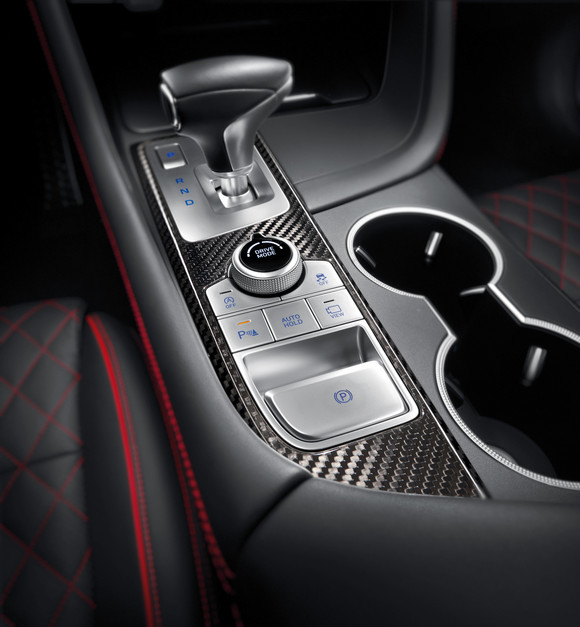 2020년형 G70 얼티밋 패키지 (콘솔 인디케이터 커버). ⓒ 제네시스