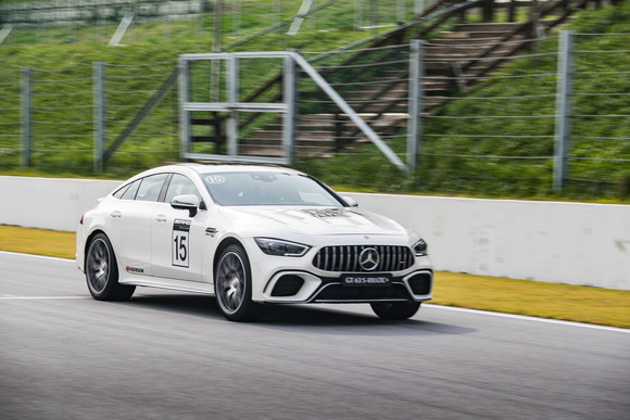 더 뉴 메르세데스-AMG GT 4-도어 쿠페는 독특한 디자인, 높은 편의성, 뛰어난 스포츠카 엔지니어링을 4-도어 패스트백(fastback) 구성과 결합시켜 AMG의 독보적인 성능과 일상에서의 실용성을 모두 만족시킨다. ⓒ 메르세데스-벤츠 코리아
