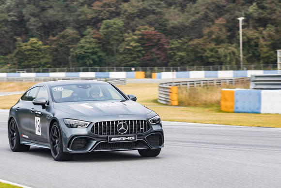 더 뉴 메르세데스-AMG GT 63 S 4MATIC+ 4-도어 쿠페는 셔터가 장착된 액티브 에어패널, 전방부 측면의 공기흡입구 내 3개의 수평 루브르, 독특한 디퓨저 디자인, 사다리꼴 모양의 테일 파이프가 있는 트윈 파이프 배기시스템으로 차별화된 외관을 완성했다. ⓒ 메르세데스-벤츠 코리아
