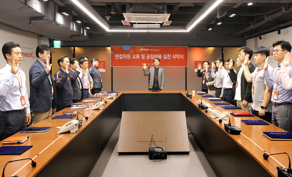 제주항공 회의실에서 면접위원들이 공정 채용 실천을 위한 서약을 하고 있는 모습. ⓒ 제주항공