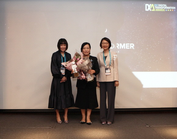 16일 그랜드 인터컨티넨탈 서울 파르나스에서 개최된 2019 IDC 디지털 트랜스포메이션 어워드에서 KB증권 박정림 사장(가운데)이 '디지털 트랜스포머' 상을 수상한 후 기념 촬영을 하고 있다. 양 옆은 산드라 응 IDC AP부사장(왼쪽), 한은선 한국 IDC 전무(오른쪽). ⓒ KB증권