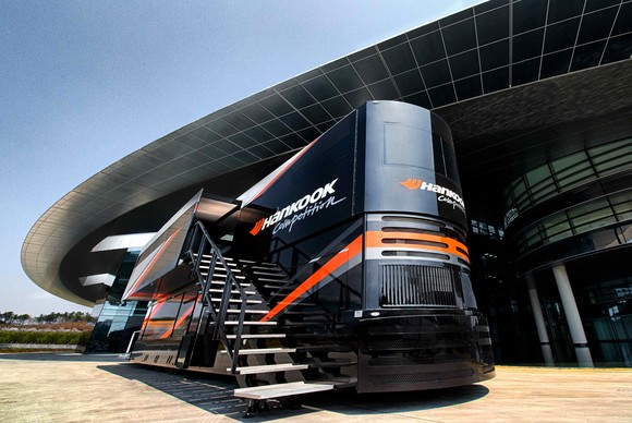 한국타이어가 국내 자동차업계에서 최초로 제작해 운영하고 있는 모터스포츠 트레일러. ⓒ 한국타이어