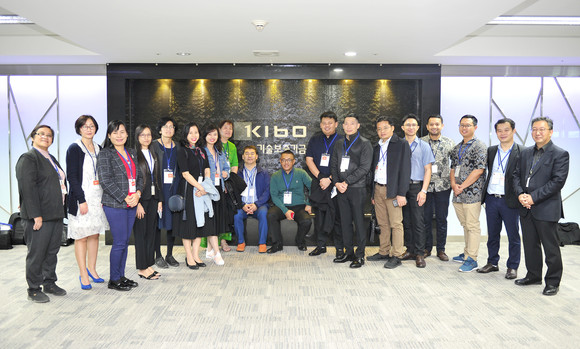 기술보증기금을 방문한 아시아 6개국 연수단이 기념사진을 촬영하고 있다. ⓒ 기보