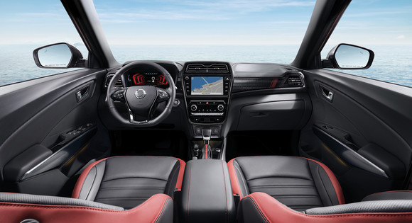 쌍용차가 새롭게 선보인 버건디 컬러의 천연가죽시트 인테리어. ⓒ 쌍용자동차