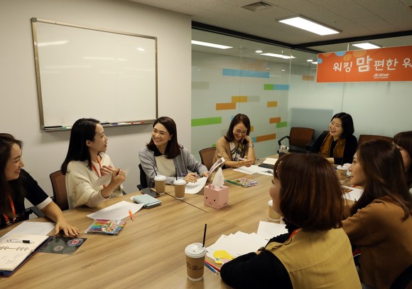 제주항공 객실본부 회의실에서 엄마 승무원들이 서로의 고민을 나누고 공감대 형성하는 시간을 가졌다. ⓒ 제주항공