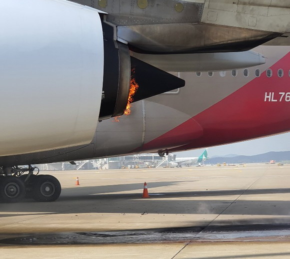 아시아나항공 여객기가 인천국제공항에서 운항을 준비하던 중 엔진에 불이 붙는 사고가 발생했다. ⓒ 연합뉴스