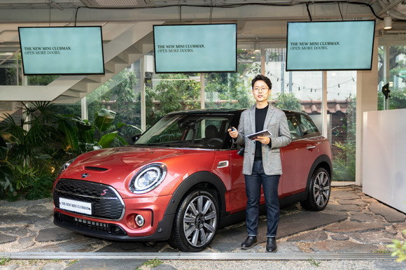 MINI 코리아 상품 담당 예성준 매니저가 뉴 MINI 클럽맨에 대해 설명하고 있는 모습. ⓒ MINI