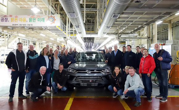 쌍용차 평택공장을 방문한 중부 유럽 대리점 및 딜러 관계자들이 생산된 코란도 옆에서 단체촬영을 하고 있다. ⓒ 쌍용자동차