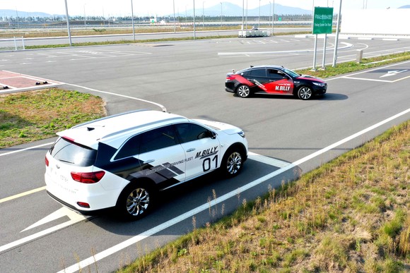 자율주행차에 적용된 5G 커넥티드카 기술이 어떻게 안전하고 효율적인 주행을 돕는지 다양한 시나리오 속에 담아 시연하는 모습. ⓒ 현대모비스