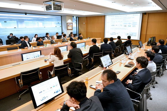 KT와 5G 커넥티드카 동맹을 맺고 관련 기술개발에 집중하고 있는 현대모비스가 6개월만에 1차 과제를 성공적으로 확보해 기술 시연회를 개최했다. ⓒ 현대모비스