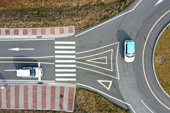 자율주행차에 적용된 5G 커넥티드카 기술이 어떻게 안전하고 효율적인 주행을 돕는지 다양한 시나리오 속에 담아 시연하는 모습. ⓒ 현대모비스