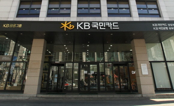 KB국민카드가 금융위원회 '금융규제 테스트베드' 일환으로 임직원 30명 대상 '하이패스형 디지털 전자카드' 활용 커넥티드카 시범 서비스를 실시한다. ⓒ KB국민카드