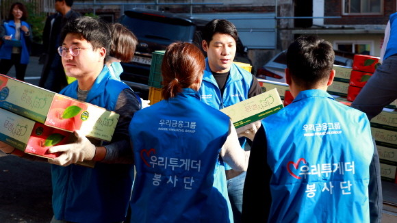 우리카드 임직원 25명이 남대문 쪽방 상담소, 회현동 주민센터 관계자와 함께 남대문 쪽방촌 주민 400가구에게 햇사과를 전달했다. ⓒ 우리카드