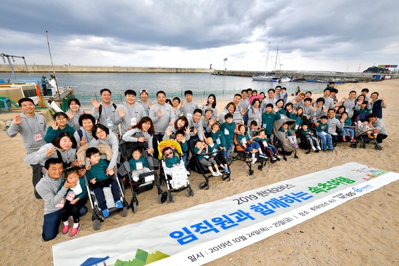 현대모비스가 사회공헌활동의 일환으로 장애아동가정을 초청해 1박2일 일정으로 강원도 속초 일대를 둘러보는 가을여행 기회를 제공했다. ⓒ 현대모비스
