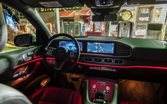 더 뉴 GLE는 64개 색상의 앰비언트 라이트를 통해 운전자 개인의 취향이나 기분에 따라 실내조명을 선택할 수 있다. ⓒ 메르세데스-벤츠 코리아