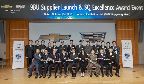 이 날 행사에 한국GM 임직원과 협신회 임원진, 부품 협력사 대표들이 기념촬영을 하고 있는 모습. ⓒ 한국GM