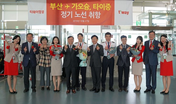 티웨이항공은 지난 25일 김해국제공항 국제선 청사에서 신규 취항을 기념한 행사를 진행했다. ⓒ 티웨이항공