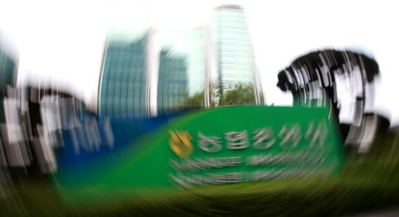 NH농협생명은 '고객재산 찾아주기' 캠페인과 대표 고객소통창구인 '고객 패널 제도' 등을 대대적으로 홍보하고 있지만, '보험금 부지급률' 생명보험 업계 1위, 발신자 부담 고객 대표번호 유지 등으로 인해 고객들의 따가운 눈총을 받고 있다. ⓒ 연합뉴스