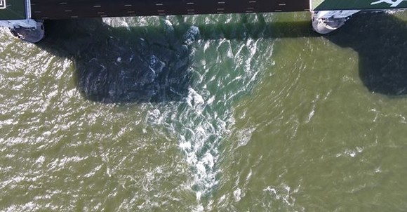 낙동강 하구둑 수문이 열리자 바닷물이 빠른 속도로 강물과 섞여 밀려 들어 오고 있다. ⓒ 부산시