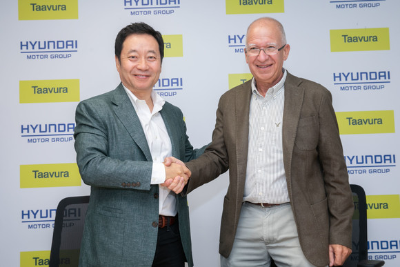 현대차 미래혁신기술센터 설원희 부사장(왼쪽)과 타브라그룹 샤이 리브낫 CEO가 MOU 체결 뒤 악수를 하고 있는 모습. ⓒ 현대자동차