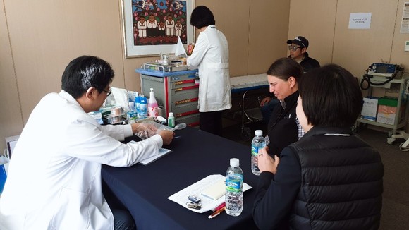 BMW 레이디스 챔피언 십에 파견된 황상현 의학원 과장과 의료진들이 통증을 호소하는 대회 관계자를 진료하고 있다. ⓒ 동남권원자력의학원