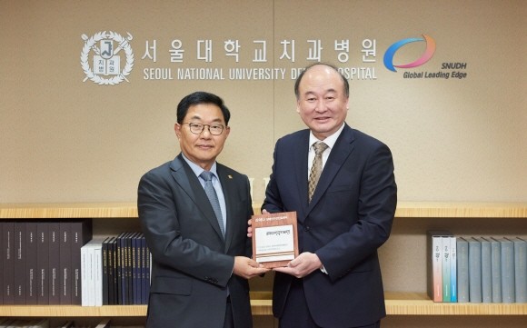 지난 30일 진행된 라이나 장애인구강진료센터 명명식에서 라이나전성기재단 홍봉성 이사장(좌)과 서울대학교 치과병원 구영 병원장(우)이 기념촬영을 하고 있다. ⓒ 라이나생명