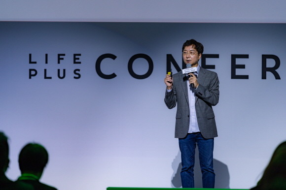 'LIFEPLUS 컨퍼런스 2019' 강연자로 참가한 건축가 유현준 대표가 '현대인의 Wellness를 위해 도시에 필요한 것은 무엇인가'를 주제로 강연하고 있는 모습. ⓒ 한화생명