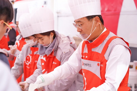 6일 서울 강북구 번동 일대에서 열린 '사랑 나눔 축제'에서 이문환 BC카드 사장이 배식 봉사를 하고 있는 모습. ⓒ BC카드