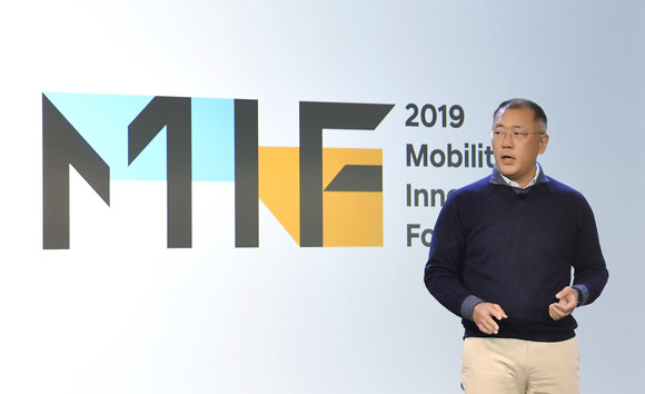 현대차그룹 정의선 수석부회장이 기조연설에서 '인간 중심의 모빌리티 개발 철학'에 대해 강조하고 있는 모습. ⓒ 현대자동차그룹