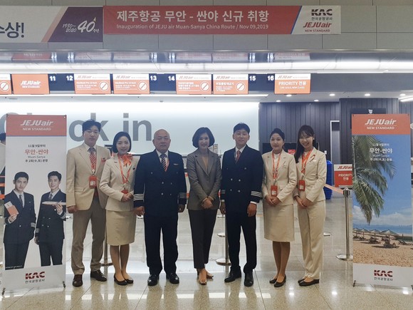 제주항공의 무안~싼야 취항식에서 제주항공 이수현 무안지점장(가운데)과 승무원들이 기념촬영을 하고 있다. ⓒ 제주항공